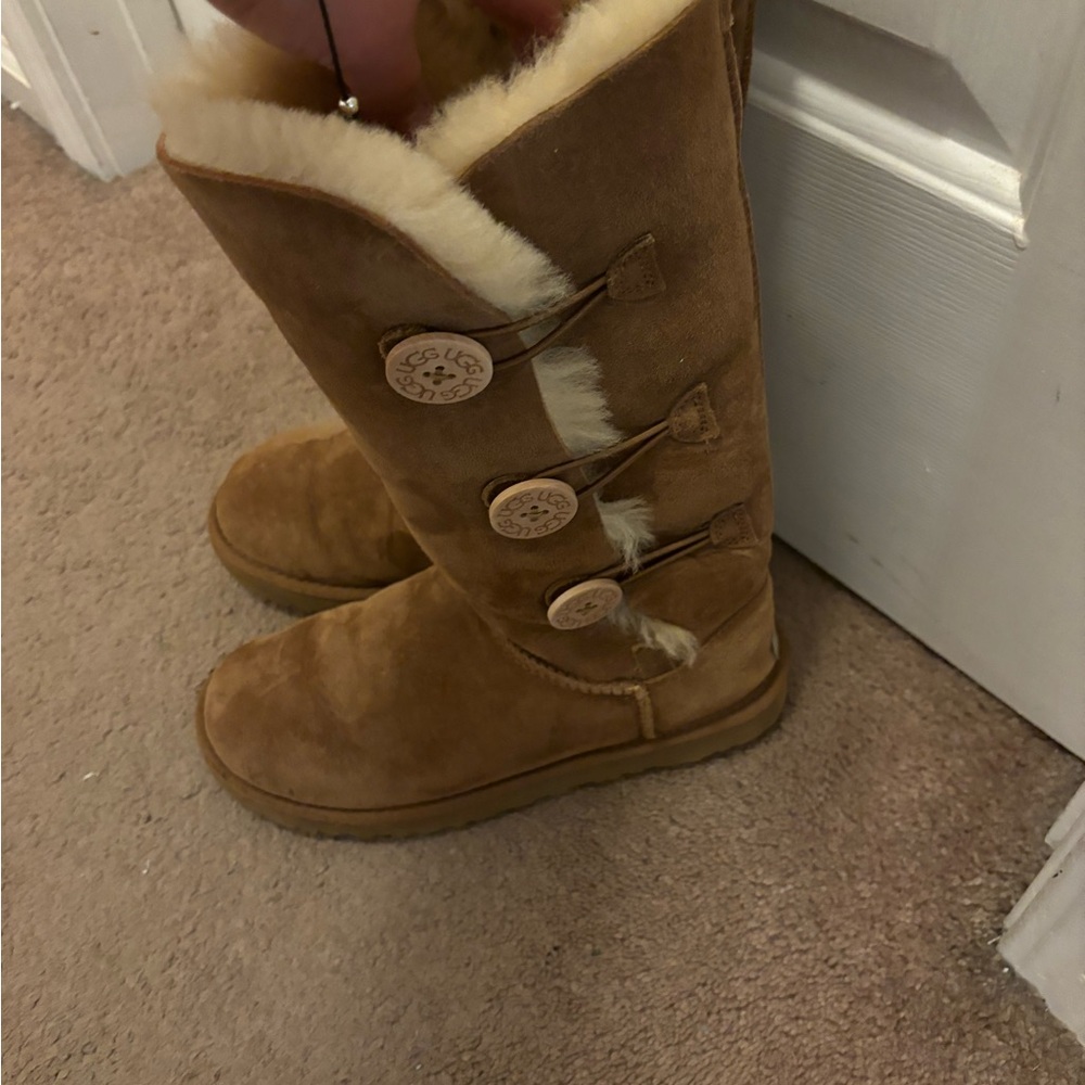 Used Bailey button UGGS - Picture 3 of 5
